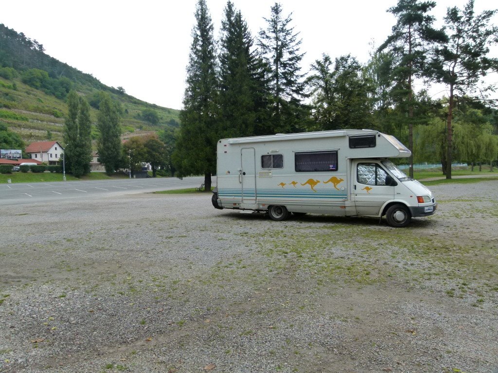 During the day this car park was full. As you can see it is now morning and it is empty. Very quiet night near the river.