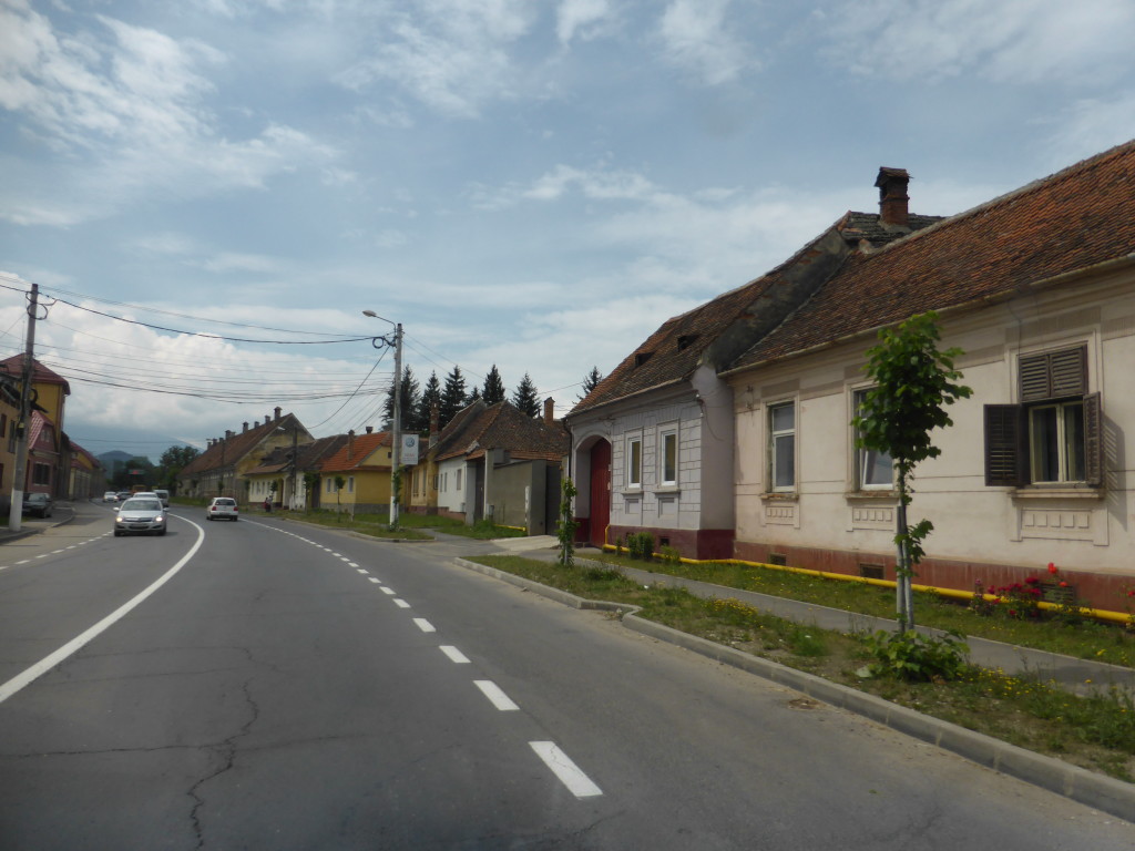 Street view, a bit different as the houses and the entrance gates are close to the road.