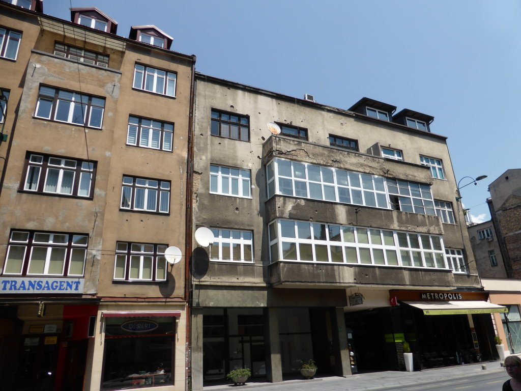 On many of the buildings you can see evidence of the conflict. Here holes are visible on the building from the shelling.