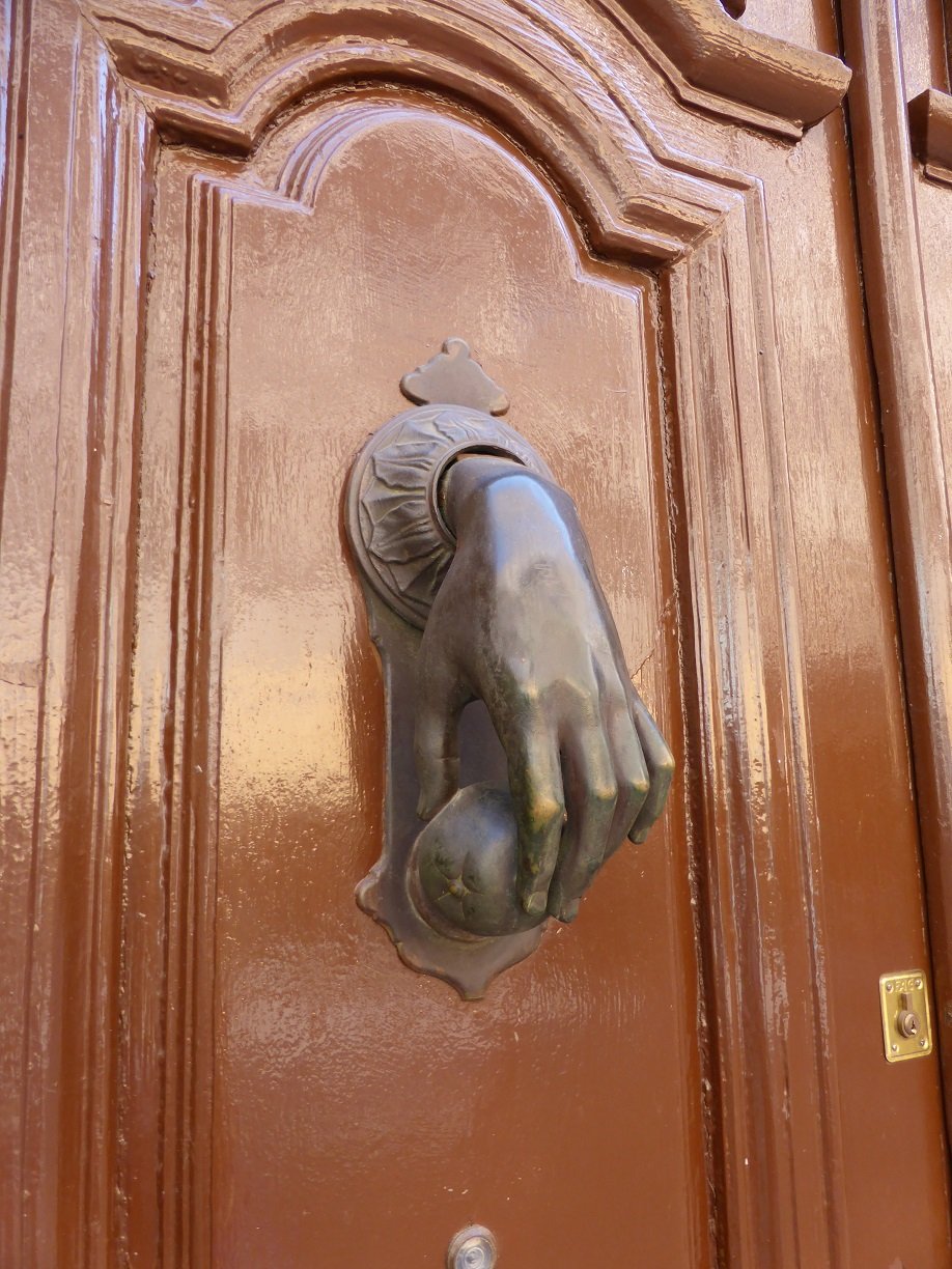 very interesting door knocker on a Convent. Jenny said nice pair of knockers and Ewout turned to have a look !!