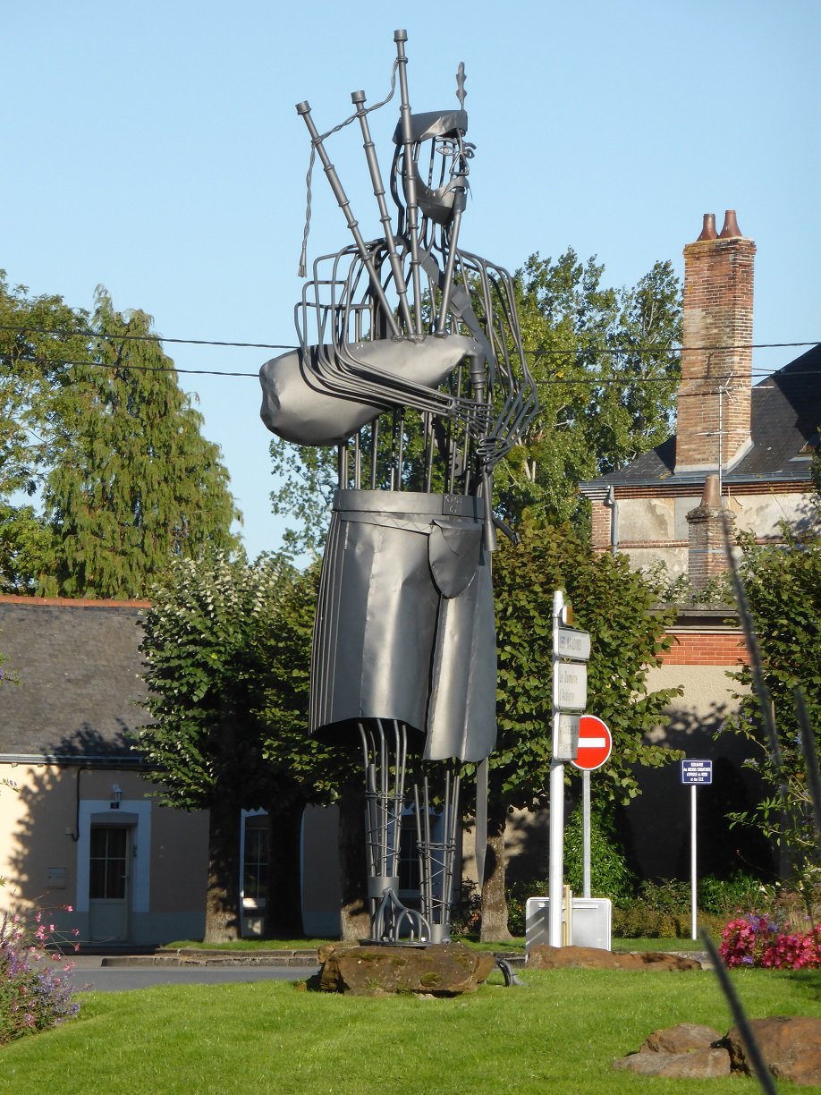 The roundabout as we drove in has a metalwork piper player. Everywhere you look there is a sottish theme.