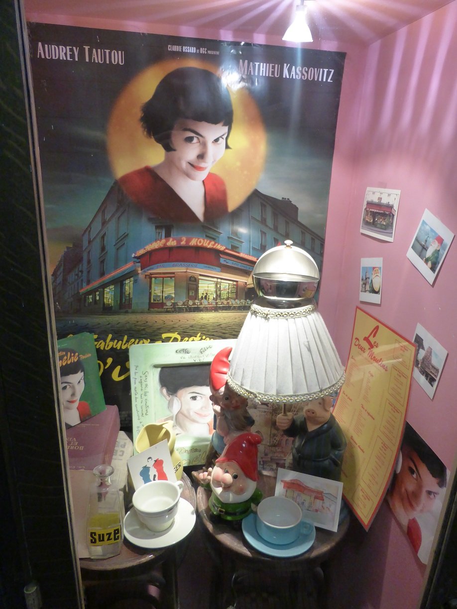 Some of the memorabilia from the film "Amelie". Strange that this cabinet is on the way to the toilet. If I didn't need to go I would have missed it.