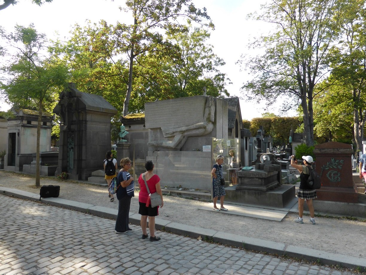 Oscar Wilde's memorial has been surrounded in glass as it was being covered in lipstick by people kissing it,