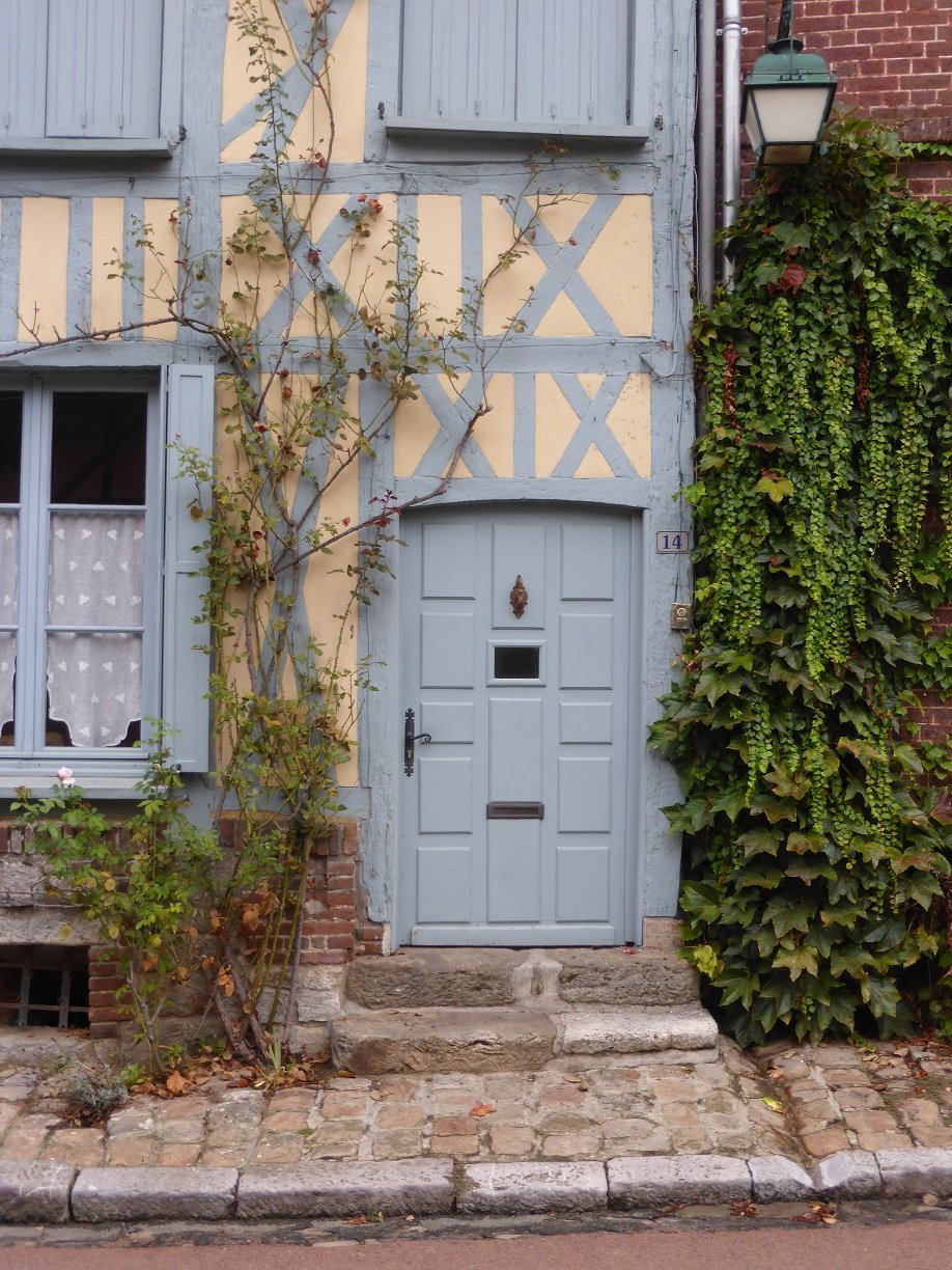Another interesting door in Gerberoy. The place was full of them but we limited only 2 for the blog.